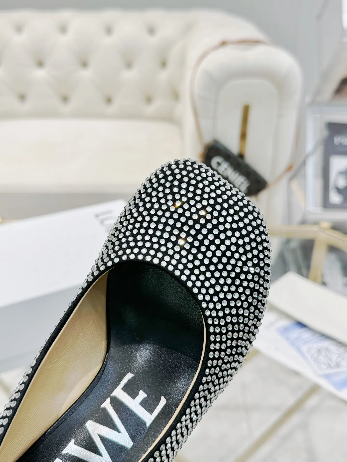 👟👟Ex-factory price 660👟👟 LOEWE‼ ️ New arrival‼ ️Imported genuine leather sole Loewe 2024/aw early spring latest T stage colored diamond series catwalk style 😘😘😘 Upper: imported silk cloth lining: imported water-dyed sheepskin outsole: original molded injection molded leather outsole Heel: original molded 1:1 Heel height: 5.5cm Size: 35-39 (40/41/42/43 custom-made, non-refundable)